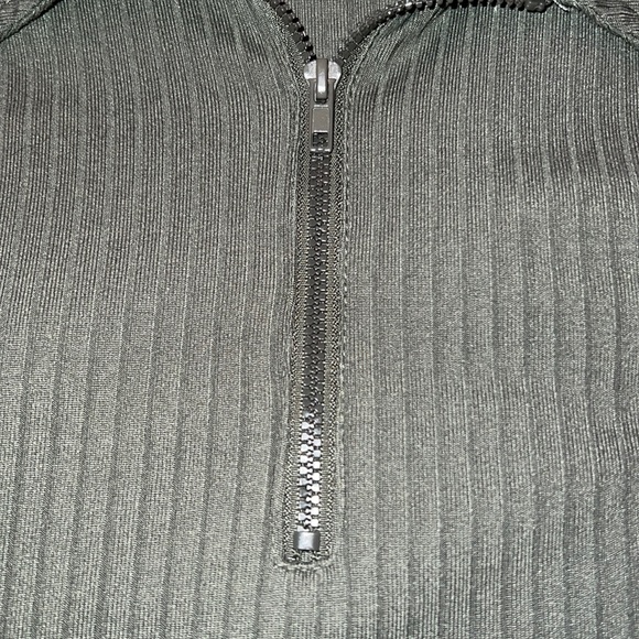 Green zip-up short sleeve shirt - Picture 2 of 3